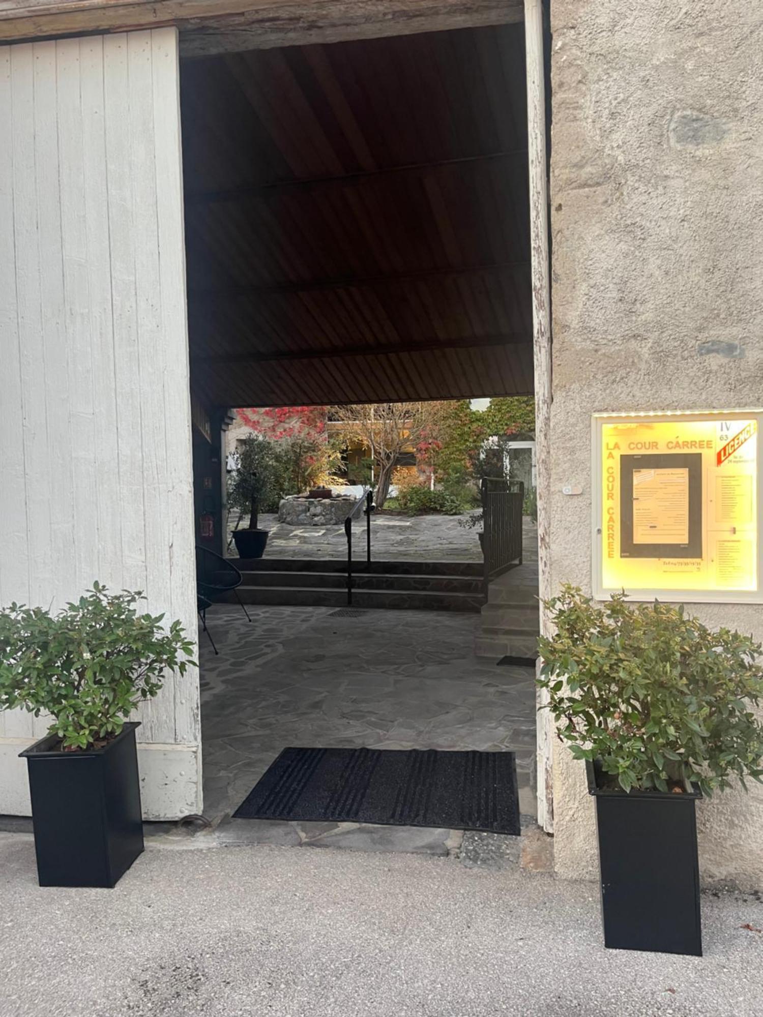 La Cour Carree Hotel Perrier